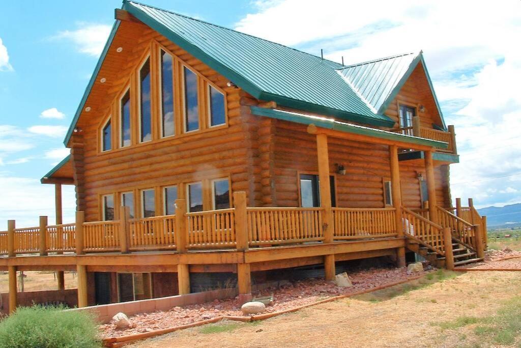 Red Rock Ranch Log Cabin: Large, Fully Furnished 埃斯卡兰特 外观 照片