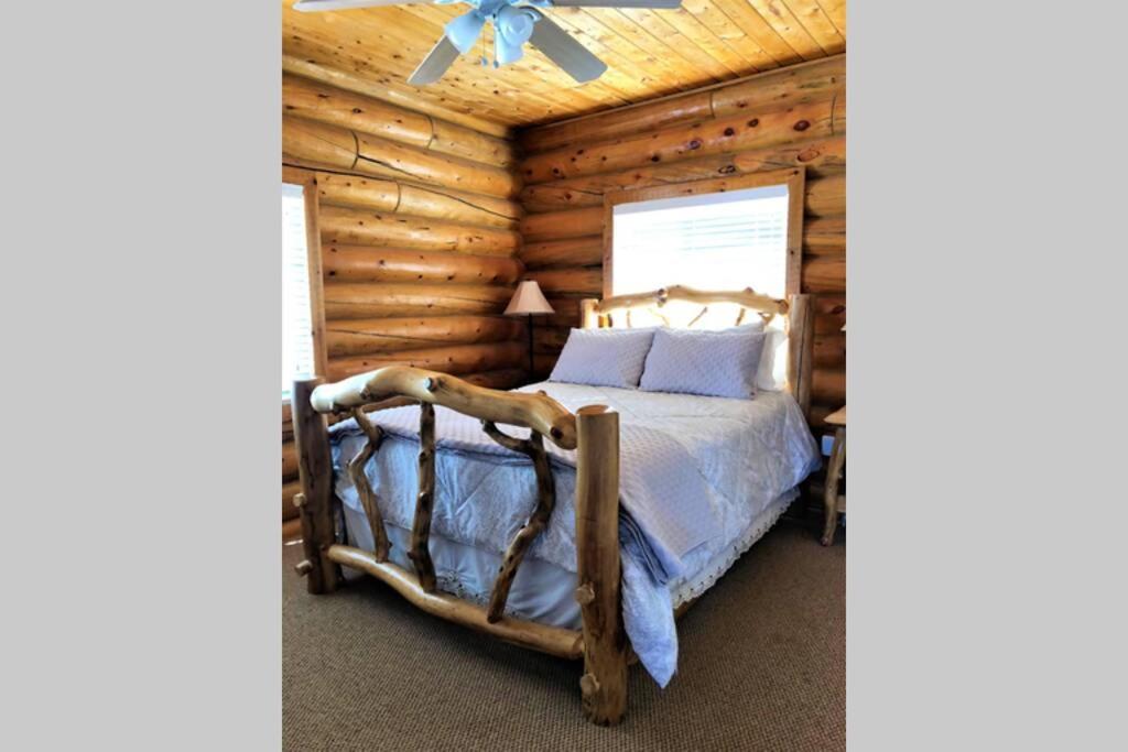 Red Rock Ranch Log Cabin: Large, Fully Furnished 埃斯卡兰特 外观 照片